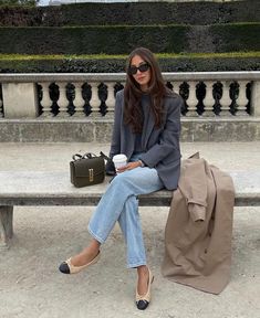 Ballerina Flats Outfit, Grey Blazer Outfit, Ballet Flats Outfit, Flats Outfit, Makijaż Smokey Eye, Corporate Outfits, Elegante Casual, Grey Outfit, Outfit Trends