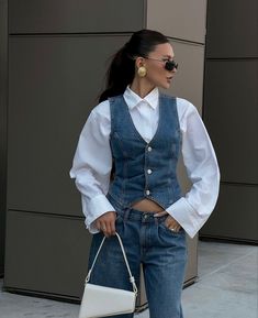 Outfit Sport Elegante, Denim And White Outfits, Denim Outfit Aesthetic, Denim Shirt Outfits, White Denim Outfit, 40s Mode, Denim Vest Outfit, Elegant Streetwear, Denim Ootd