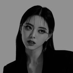 Yuna Black And White, K Pop Foto, Black And White Icons, Kpop Anime, White Icons, Shin Yuna, Pop Idol, 00 00, Kpop Idol