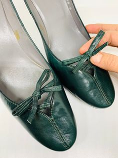 Decolte' in green leather by Charles Jourdan, 90s, vintage, used. Approximately 11 cm heel, approximately 1.5 cm platform. Shaped back detail and two small leather bows on the neckline make this shoe truly unique. Suitable update but also in the evening, you will not go unnoticed! Green Pumps, Vintage Pumps, Charles Jourdan, Green Heels, Shoes Vintage, Leather Bows, Vintage Shoes, Green Leather, Womens Heels