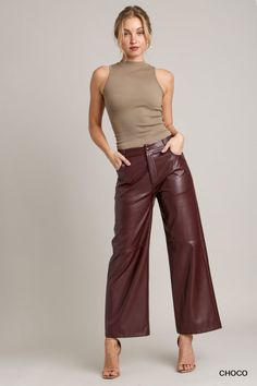 These pants are the epitome of chic and edgy style, crafted from high-quality faux leather that adds a touch of sophistication to any outfit. The straight leg design offers a timeless and flattering silhouette, making these pants a versatile choice for various occasions. Leather Crop Pants Outfit, Burgundy Leather Pants Outfit, Straight Leg Pants Outfit, Edgy Chic Fashion, Leather Pants Street Style, Burgundy Leather Pants, Brown Top Outfit, Semi Formal Mujer, Leather Trousers Outfit