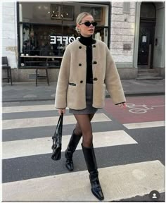 What to Wear in New York: 20+ Essential Fashion Tips for Every Season | New York Aesthetic Winter Dress And Coat, Winter Outfit Styling, Elegant Winter Fashion, Outfits Winter 2024 Women, Rainy Day Outfit 2024, Winter Day Party Outfit, Day To Night Outfit Winter, Dinner Looks Outfit, Paris Day Outfit