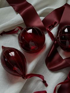 Red Christmas Baubles, Burgundy Silver Christmas Tree, Red And Maroon Christmas Tree, Big Baubles Christmas Tree, Red Christmas Decorations Ideas, Burgundy Christmas Aesthetic, Burgandy Christmas Decorations, Dark Red Christmas Aesthetic, Top Christmas Tree Ideas