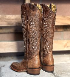 The price INCLUDES taxes and shipping within the United States.
This is the RC-Hacienda style in a sand color, a long shaft boot (17 1/2") with a square toe and beautiful embroidery that highlights its elegance. Made of high quality leather with a cowhide sole and leather lining, it is ideal for those with a slimmer calf, as the long shaft can be tight, although it has a zipper for easy putting on. Also available in a dark brown color, this is a boot that will make you say "wow" when you see it