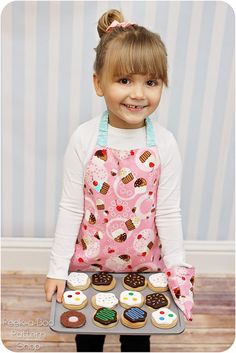 Free apron and oven mitt pattern! How cute! Toddler Apron Pattern Free, Oven Mitt Pattern, Free Apron Pattern, Tiny Chef, Child Apron Pattern, Apron Pattern Free, Toddler Apron