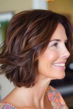 Save this pin for the best short wavy hairstyles for women over 50. The choppy wavy bob is a fantastic way to add volume to your hair without spending a lot of time on styling. Layers throughout create a choppy, piecey look that is amplified by highlights. Bob Hairstyles Thick Wavy Hair, Bob Haircuts For Thick Wavy Hair, Short Wavy Bob Hairstyles Over 50, Layered Medium Bob Hairstyles, Hairstyles For Short Necks, Hairstyles For Fine Wavy Hair, Short Layered Wavy Hair, Short Layered Wavy Hairstyles, Styling Layers