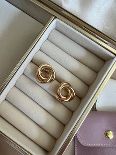 Our Hampton Knot Earrings give the old money style and they are perfect on their own to elevate any outfit! Material: 18K Gold FilledSize Diameter: 22mm Old Money Aesthetic Earrings, Old Money Earrings, Old Money Accessories, Old Money Jewelry, Jewellery Essentials, Money Accessories, Classy Earrings, B Fashion, Old Money Style