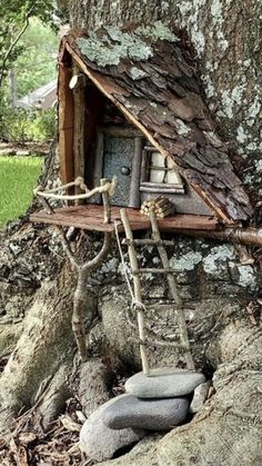 a tree house built into the side of a tree