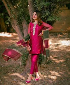 Pathani Frock, Simple Shirt Design, Shadi Dress, Mehndi Dresses, Desi Outfits, Dress Designing, Colour Combinations Fashion, Pakistani Clothes