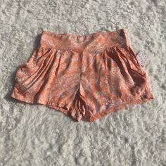 New With Tags Tea Combo -- Pink And White Pockets In Front And Back 100% Rayon Ob415501 Gold Shorts, Free People Shorts, Belted Shorts, Free People Intimates, Denim And Lace, Pink Paisley, Free People Denim, Baby Shorts, Embroidered Shorts