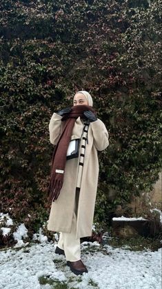 Fashion Hijab Casual, Winter Hijab Outfits, Grey Hijab, Warm Skirts, Work Attire Women, Winter Coat Outfits, Skirt Outfits Fall