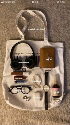 What's In My Tote Bag Aesthetic, Aesthetic Bag Essentials, Whats In My Bag Aesthetic School, Organized Girl Aesthetic, Tote Bag Organization, What's In My Bag Aesthetic, Спонж Beauty Blender, Totebag Aesthetic