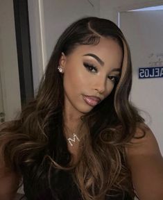 Side Part Brown Hair With Highlights, Black Hair Honey Highlights, Black Hair With Honey Brown Highlights, Honey Dark Brown Hair, Honey Brown Hair On Brown Skin, Brown Skin Hair Color, Honey Brown Hair, Hairdos For Curly Hair, Slick Hairstyles