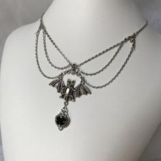 Goth Jelewery, Vampire Fashion Aesthetic, Black Gothic Necklace, Vampire Jewelry Necklaces, Silver Vampire Style Necklace, Vampire Accessories, Wedding Goth, Vampire Necklace Pendants