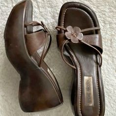 #stevemadden #sandals #flower #platform #platformsandals Vintage Steve Madden, Steve Madden Platform Sandals, Mrs Hudson, Steve Madden Platform, Dr Shoes, Estilo Hippie, Funky Shoes, Bella Swan, Girly Shoes