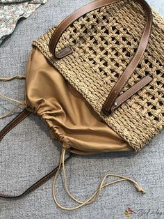 BirdinBag - Chic Straw Tote: Minimalist Style Delicious Treats, Straw Tote, Bags Tote, Shoulder Tote Bag, Shoulder Tote, Color Khaki, Minimalist Style, Womens Tote Bags, Minimalist Fashion