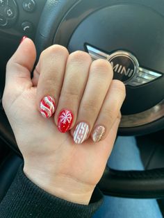 Easy Nail Designs Christmas, Oval Nails Christmas, Gel X Christmas Nails, Dip Powder Christmas Nails, Round Christmas Nails, Christmas Gel Nails Simple, Christmas Nails Dip, Nails Navidad, Elegant Christmas Nail Designs