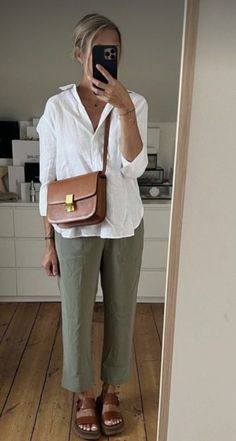 Comfy And Cute Outfits, Look Boho Chic, Chique Outfit, Outfits To Copy, Mode Casual, Green Pants, Mode Inspo, Casual Work Outfits, Mom Outfits