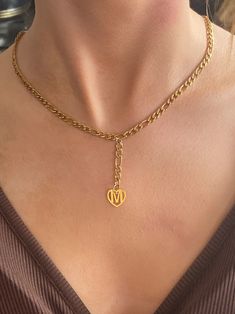 This necklace is beautiful, it is designed to look glamorous on you. It also suitable for all occasions. #giftforher #birthdaydecor #selfcare #giftformum #weddinggift Create Room, Figaro Necklace, Gold Lariat Necklace, Jewellery Gifts, Gold Choker Necklace, Gold Choker