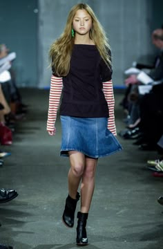 Devon Aoki Street Style, Devon Aoki Chanel, Mui Mui Runway, Devon Aoki Runway, Devon Aoki Outfits, Devon Aoki 90s, Devon Aoki Style, 2002 Fashion, Runway Moments