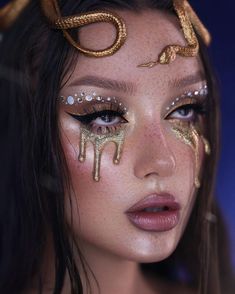 Medusa Halloween Costume, Medusa Makeup, Karneval Diy, Goddess Makeup, Medusa Costume, Holloween Makeup, Halloween Makeup Inspiration, Trendy Halloween Costumes, Halloween Costume Outfits