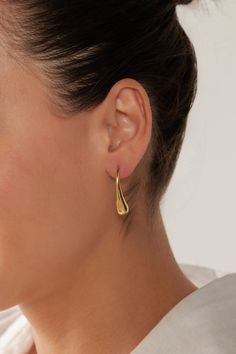 STYLE DETAILS: The Halcyon Drop Earring brings a refined addition to your accessories collection. Sleek, elongated droplets are secured with a stud closure and finished with stainless steel or gold plating. These earrings are ideal for days when you want a chic and understated look with minimal effort. FEATURES: Drop design Stud closure Gold Plated, Stainless Steel 3cm length Linen Bottoms, Minimal Earrings, Unique Fits, Drop Design, Accessories Collection, Drop Earring, Drops Design, Mid Length Dresses, Gold Drop Earrings