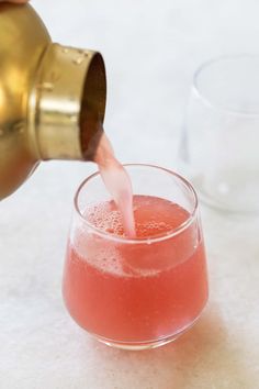 This is the best jolly rancher shot recipe! We've turned our most popular cocktail, jolly rancher punch into another delicious drink, a shot! This shot is not an overly sweet, sugary shot. #jollyranchershot #shotrecipe #shots Shots Alcohol, Easy Cocktail, Vodka Shots