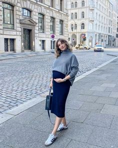 | winter outfit, pregnancy look, pregnant style, baby bump style | Pregnant Street Style Winter, Pregnant Outfits Work, Winter Pregnancy Outfits Work, Pregnant Fashion Winter, Wallpaper Growth, Bump Style Winter, Pregnancy Street Style, Baby Bump Outfits, Pregnancy Outfits Winter