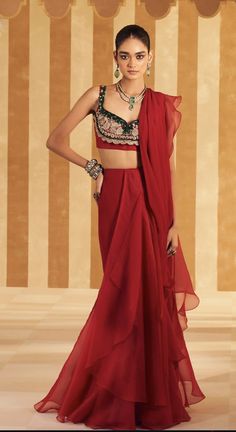 Drape Sari, Sweetheart Neck Blouse, Indian Fits, Saree Chiffon, Goa Wedding, Saree Drape, Ridhi Mehra, Sangeet Outfit, Net Embroidery