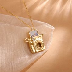 Custom engraved Locket with Photo Necklace,Mini camera Photo Necklace gift for MOM,Best friend gift,Gift For Camera Lover,Gift for Her The simulated design of this necklace not only gives it a distinctive appearance, but also brings a unique artistic sense. It is like a small camera set on a necklace, and every detail shows the heart and skill of the maker. The built-in photo feature makes it even more personalized, and you can choose any special photo to make this necklace a unique and precious Meaningful Engagement Gifts, Gifts For 30 Year Old Women, Camera Locket, Meaningful Gifts For Best Friend, Sentimental Gifts For Best Friend, Vintage Birthday Gifts, Cute Gifts For Mom, Photography Gift Ideas, Bild Gold