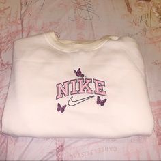 Super Cute Crewneck Comfortable And Cozy Great For This Season White Crewneck With Black And Pink Logo Size Medium!! Embroidered Design If You Want Any Other Color Dm What Color You’d Like Women Nike Sweatshirt, Nike Sweatshirt Embroidered, Emboridary Designs Sweatshirt, Cute Nike Sweatshirts, Cute Crewneck Outfits, Nike Hoodie Aesthetic, Nike Embroidery Sweatshirt, Pink Nike Crewneck, Preppy Hoodies