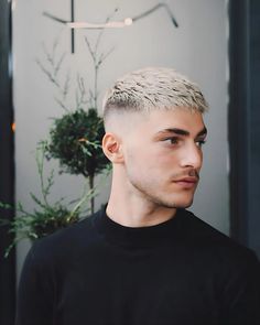 moderne frisurentrends fuer teenager White Hair Men, Very Short Hair Men, Fade Haircut Styles, Best Fade Haircuts, Men Blonde Hair, Dyed Hair Men, Crop Haircut