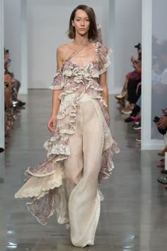 View the complete Zimmermann Spring 2017 Ready-to-Wear Collection from New York… Vogue Catwalk, Runway 2020, Rok Midi, Sandal Tali, Fashion Week Trends, Catwalk Models, Fest Outfits, Zimmermann Dress, British Vogue