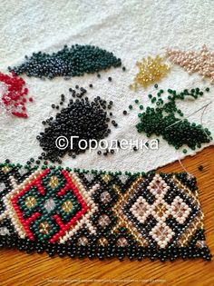 some beads are laying on top of a table