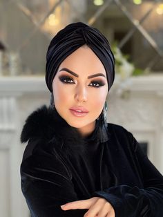 VORGEBUNDENE TURBAN-KOPFBEKLEIDUNG. Betonen Sie Ihren Stil mit unserem mit einer Schleife verzierten Damen-Turban, einem Accessoire, das wilde Eleganz mit außergewöhnlichem Komfort verbindet. Dieser sorgfältig gefertigte Turban verleiht Ihrem Alltagslook eine schicke und gewagte Note. Dieser auf Komfort ausgelegte Samtturban sorgt den ganzen Tag über für angenehmen Tragekomfort. Leicht und weich passt es sich sanft an Ihren Kopf an, sodass Sie stilvoll bleiben, ohne Ihr Wohlbefinden zu beeinträc Fashion Turban, Long Light, Turban Hat, Daily Look, Turbans