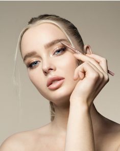 Best Brow Products, Brows Natural, Interior Restaurant, Beauty Portraits, Pencil Creative, Brow Styling, Makeup Ads