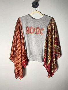 Upcycled boho tops Repurposed Shirts Upcycling, Recycle Shirts Ideas, T Shirt Crafts Upcycling, Upcycle Concert Tshirt, Patch Work Shirt Designs, Upcycle Vintage Clothes, Repurposed T Shirts Ideas, Tshirt Alteration Ideas, Reconstructed Clothing Upcycling