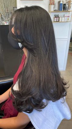 Lairs Haircut Long, Layered U Shaped Haircut, Simple Hair Cuts Long Hair, Slight Layers Long Hair, Curly Ends Straight Hair, V Cut With Layers Long Hair, V Style Haircut, Long Layers Haircut Long Hair, Long Layers With Long Curtain Bangs