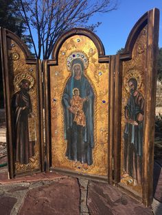 an ornately painted icon depicting the virgin mary and child jesus in gold leafed wood