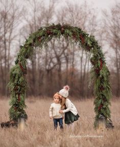 Farm Christmas Mini Sessions, Christmas Outdoor Backdrop, Outdoor Christmas Photoshoot Setup Diy, Boho Christmas Photoshoot Outdoor, Winter Mini Session Ideas Outdoor, Simple Christmas Minis Outdoor, Christmas Mini Outdoor, Christmas Mini Sessions Indoor Setup, Christmas Arch Photoshoot