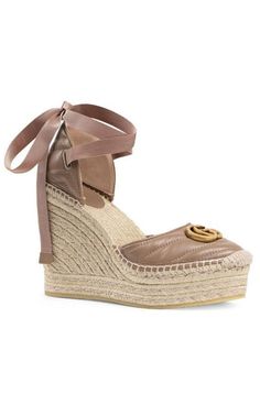 The Gucci collection is the pinnacle of Italian craftsmanship and attention to detail as seen in these dusty pink Leather platform espadrilles. Featuring an almond toe, a branded insole, a high wedge heel, a grosgrain lace-up closure and a gold-tone double G logo on the front.Lining: Leather 100%, Jute 100%Sole: Rubber 100%Outer: Leather 100% Gucci Espadrilles, Chevron Outfit, Chevron Jewelry, Double G Logo, Gucci Collection, Y Logo, Gucci Shop, G Logo, Platform Espadrilles