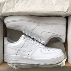 Brand New White Air Force Ones Tenis Air Force, White Air Force Ones, Shoes For School, Air Force Shoes, Nike Shoes Air Force, Dr Shoes, White Nike Shoes, Cute Nike Shoes, Nike Air Force Ones