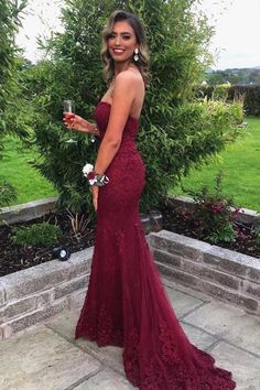 Das Sweetheart Mermaid Burgundy Lace Ballkleid ist die perfekte Wahl für Ihre Abendveranstaltung. Mit seiner Meerjungfrauen-Silhouette, aufwendigen Spitzendetails und einem trägerlosen Sweetheart-Ausschnitt ist dieses elegante und boho-inspirierte Kleid die perfekte Kombination aus Stil und Raffinesse. Setzen Sie mit PSK427 ein unvergessliches Statement.

 Artikeldetail

 Stoff: Spitze
 Silhouette: Meerjungfrau
 Ärmel: Ärmellos
 Farbe: Wie abgebildet, benutzerdefinierte Farbe
 Details auf der Burgundy Prom Dress Lace, Prom 2k24, Prom Dress Strapless, Long Party Gowns, Lace Long Prom Dress, Strapless Evening Gowns, Mermaid Sweetheart, Strapless Evening Dress, Strapless Prom Dress