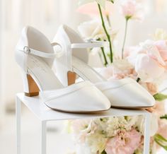 Zapatos de novia muy comodos y elegantes. Tacones block de 7cm. Plantilla acolchada muy comoda y exterior de saten off white. Puntera cerrada. Tallas regulares. Si tienes dudas ponte en contacto con nosotros. Elegant Low Heel Wedding Shoes For Bride, Elegant Ankle Strap Wedding Shoes For Bride, Elegant Closed Toe Wedding Shoes For Bridal Shower, Elegant Bridal Heels With Ankle Strap, Elegant Ankle Strap Heels For Brides, Elegant Round Toe Wedding Shoes For Ceremony, Elegant Closed Toe Bridal Accessories, Elegant Bride Heels With Round Toe, Elegant Low Heel Bride Heels