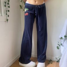 Juicy Bottoms Outfit, Tracksuit Pants Outfit, Bottoms Aesthetic, Juicy Couture Track Suit 2000s Aesthetic, Juicy Couture Tracksuit 2000s, Juicy Couture Track Suit Vintage, 2000 Juicy Couture Tracksuit, Dark Blue Juicy Couture Tracksuit, 2000s Clothes