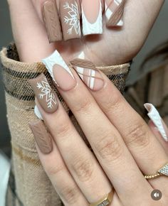 Christmas And Fall Nails, Cute Fall Sets Nails, Nails With Brown Design, Fall Nail Designs November, Fall Nail Inspired, Long Nail Designs Fall, Leaves Nails Design, Fall Christmas Nails, Acrylic Nail Designs Fall