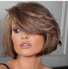 Shiny Hair Tips, Pixie Bob Haircut, Hair Color Caramel, Chin Length Hair, Lob Hairstyle, Penteado Cabelo Curto, Short Hair Haircuts, Short Hair With Layers, Trendy Short Hair Styles