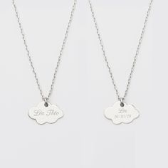 Simple et élégant, ce duo de pendentifs en argent va vous faire craquer ! Personnalisez les jolies médailles en forme de nuage avec vos prénoms respectifs ou faites graver le doux surnom que vous aimez vous donner. Pensez également au verso de vos médailles pour y inscrire un petit message secret ou encore une date chère à vos yeux. Et offrez ainsi à votre moitié, votre meilleure amie ou votre maman ce duo de pendentifs personnalisés : un magnifique cadeau chargé en émotions qui plaira à coup sû Emotional Gifts, Heart Beating Fast, Engraved Pendant, Silver Cloud, Personalized Pendant, Secret Messages, Silver Engraving, First Name, Silver Pendants