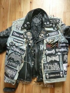 Jacket Custom Ideas, Grunge Leather Jacket Outfit, Alternative Jackets, Denim Battle Jacket, Punk Denim Jacket, Patched Denim Jacket, Rock Jacket