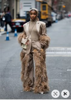 New York Outfits Women, Photoshoot Fashion Ideas, Nyfw Street Style 2024, Winter Outfits Aesthetic Vintage, New York Fashion Week Outfits, Street Style Black Women, Fur Pants, Sophisticated Streetwear, Elegant Street Style